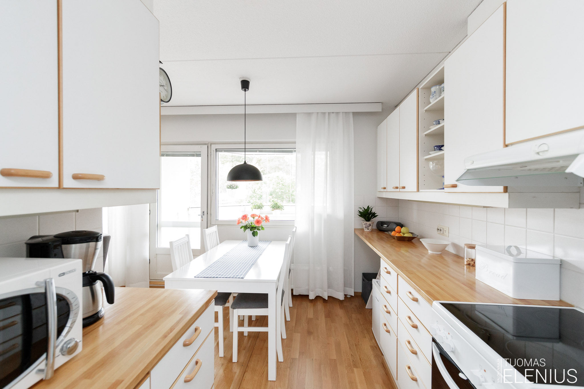 Asuntojen myyntikuvaukset - kuvassa myytävän kodin keittiö